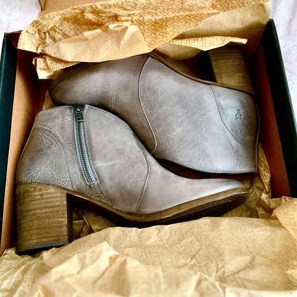Frye Women's Gray Leather Ankle Boots - Picture 11 of 12